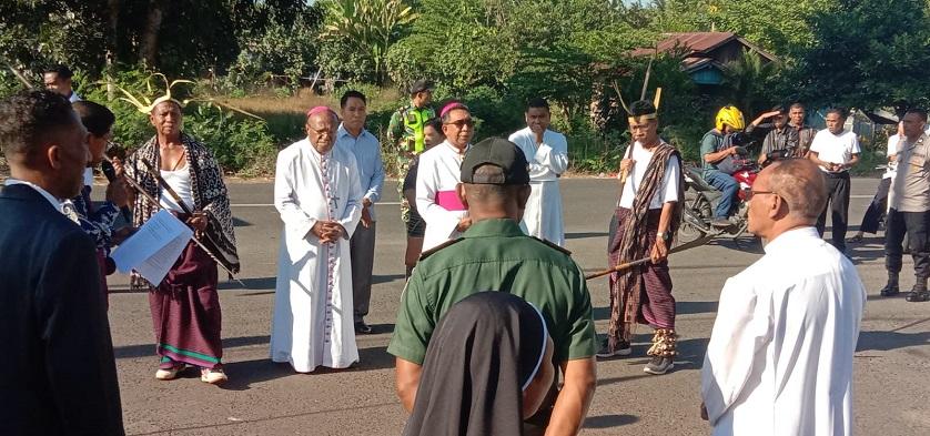 Uskup Jayapura Mgr. Yanuarius Hadiri Syukuran 25 Tahun Kongregasi DST di Flores Timur - Pos-kupang.com