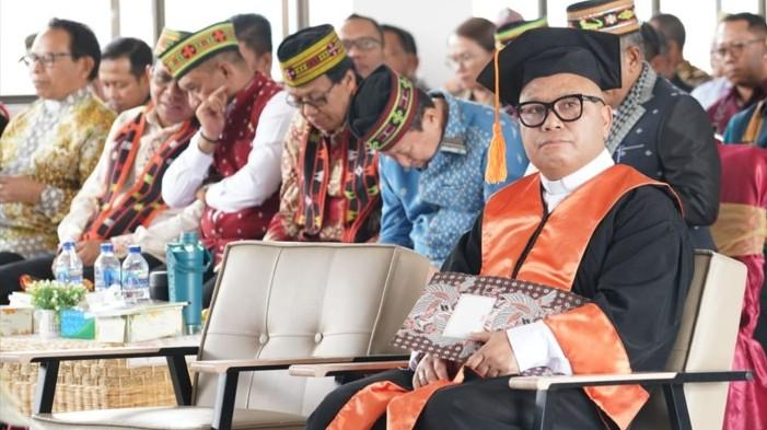 Uskup-Labuan-Bajo-Dikukuhkan-jadi-Profesor-ok.jpg