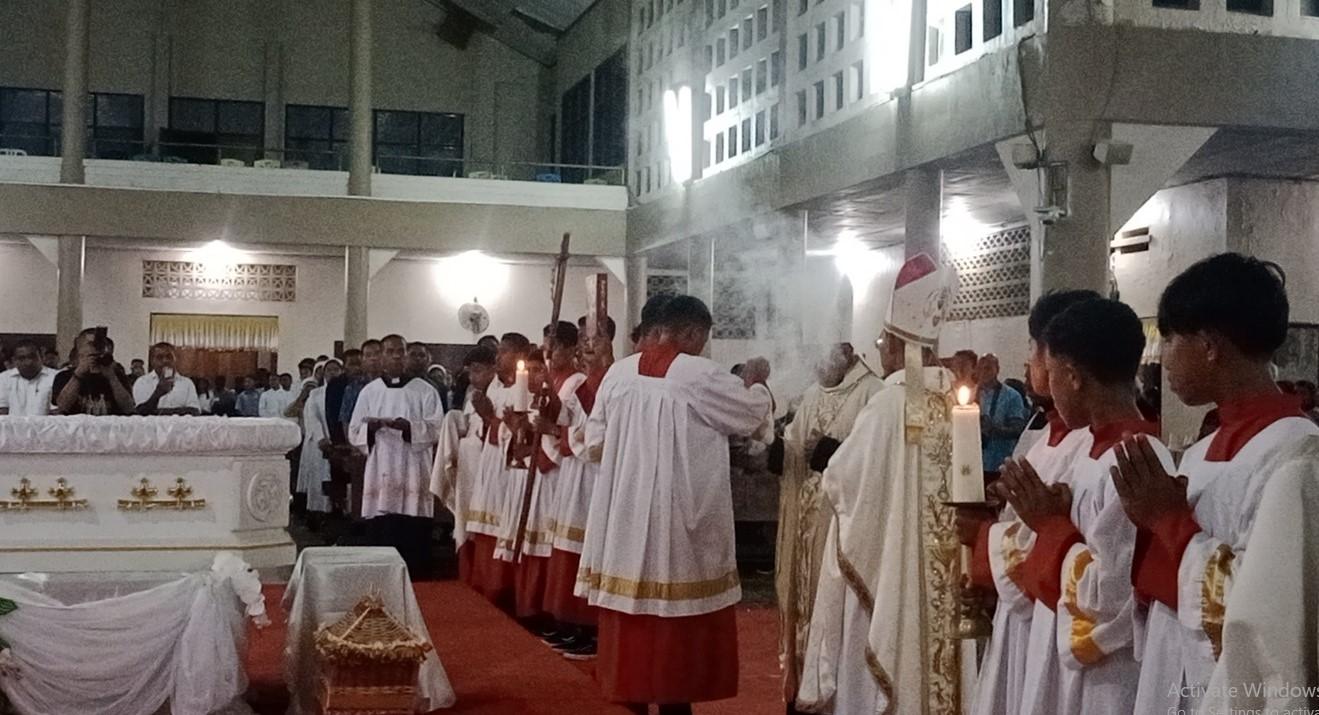 Uskup-Petrus-Turang-Pimpin-Misa-Requem-Jenazah-Anton-Pain-Ratu.jpg