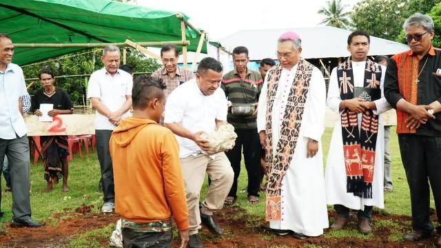 Uskup Mgr Edmund Woga CSsR Letakan Batu Pertama Pembangunan Gereja Homba Karipit