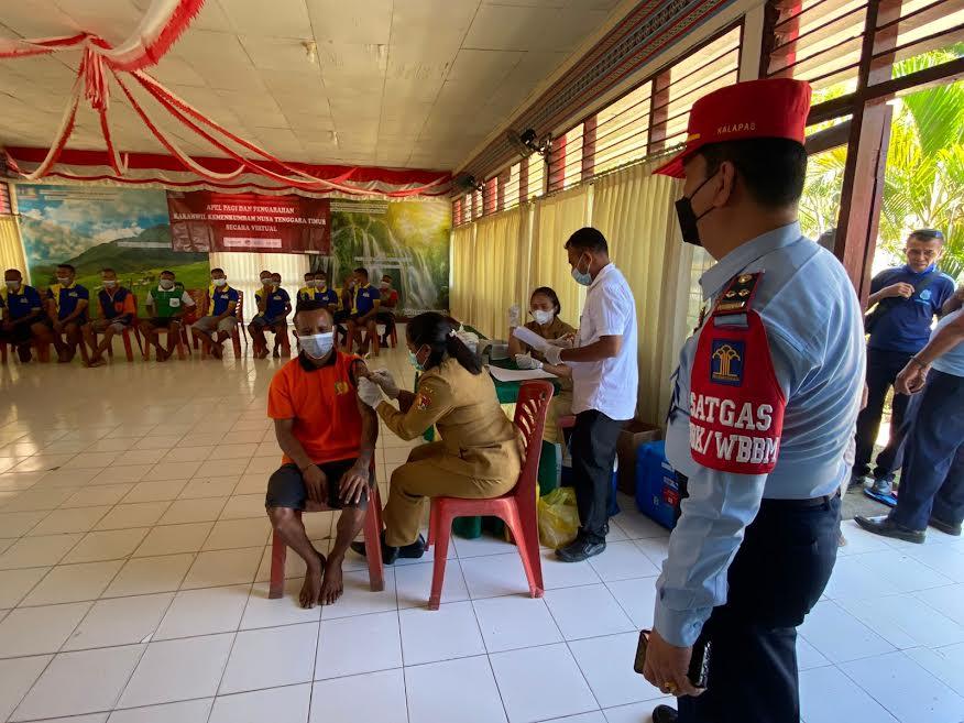 Cegah Penularan COVID-19, Pegawai dan Warga Binaan Lapas Atambua Terima Vaksin Booster