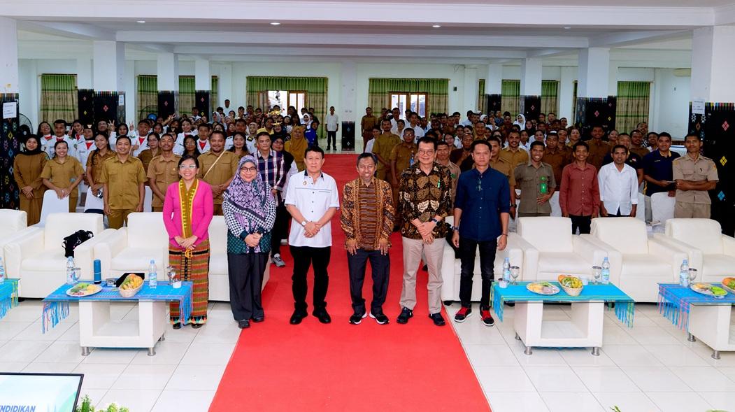 Wakil-Bupati-Kabupaten-Manggarai-Barat-foto-bersama-dengan-perwakilan-BPDP-dan-peserta.jpg