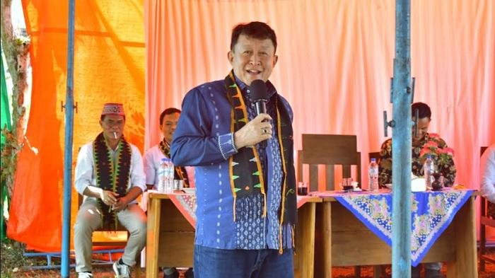 Wakil-Bupati-Manggarai-Barat-Yulianus-Weng-saat-meresmikan-program-Listrik-Masuk-Desa.jpg