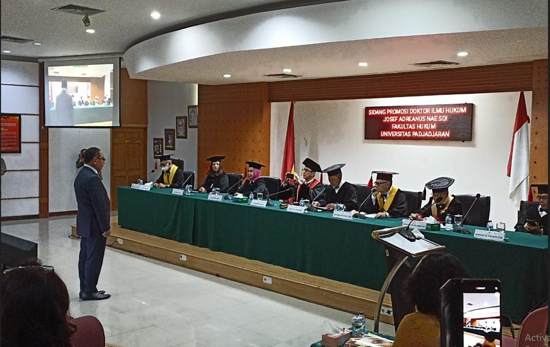 Wakil Gubernur NTT Josef Nae Soi Raih Gelar Doktor Ilmu Hukum dengan Predikat Cum Laude