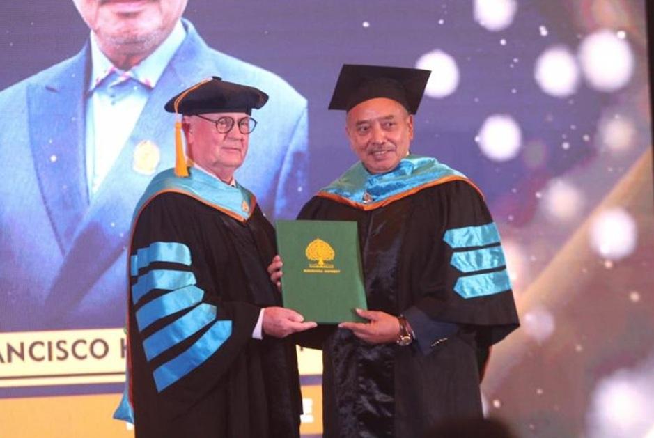 Wakil-Perdana-Menteri-Timor-Leste-Fransisco-Kalbuadi-Lay-menerima-gelar-doktor-kehormatan.jpg