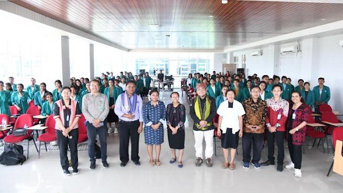 Wakil-Rektor-Universitas-Timor-Panitia-Seminar-Para-Pemateri-dan-mahasiswi.jpg