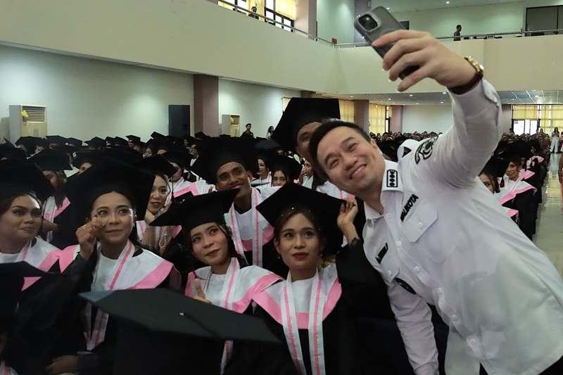 Wali Kota Kupang Beri Motivasi Mendalam Bagi 495 Lulusan PNK Kupang