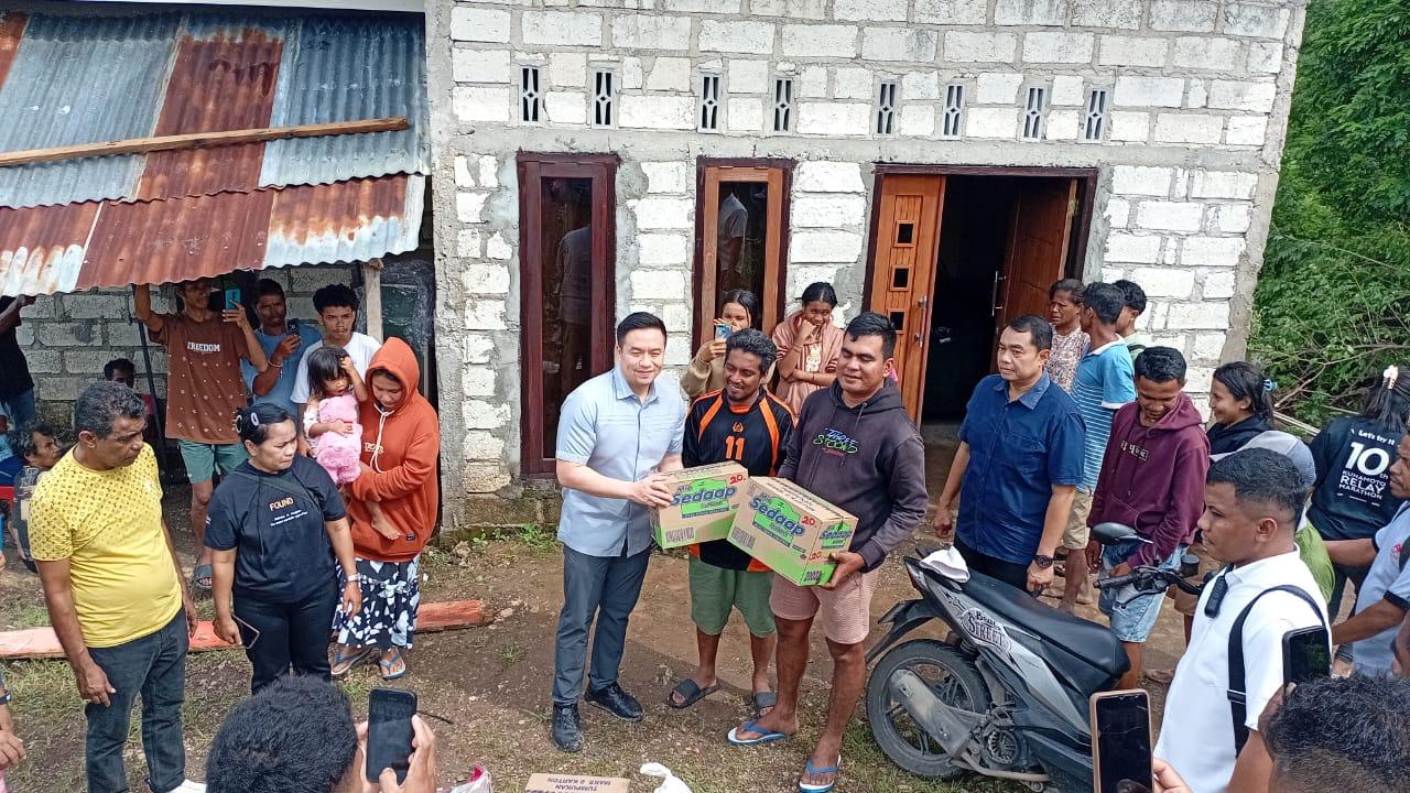 Wali-Kota-Kupang-menyerahkan-bantuan-secara-simbolis-kepada-salah-satu-warga.jpg