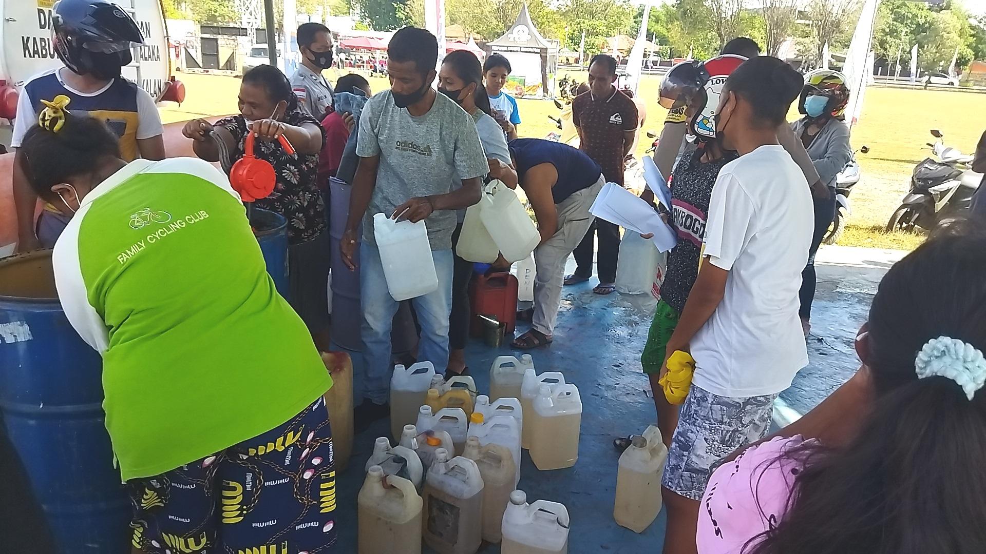 Warga Atambua Senang Dapat Minyak Tanah Harga Murah Dalam Rangka HUT Ke-76 Bhayangkara