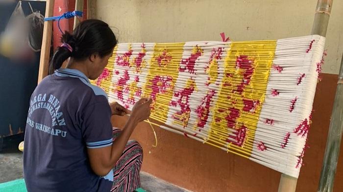 Warga Binaan Wanita Lapas Waingapu Dapat Latihan Keterampilan Tenun Ikat