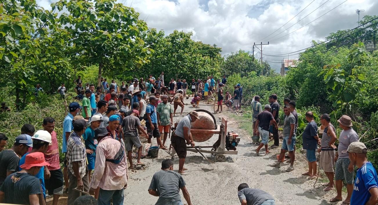 Warga Oeltuah Kabupaten Kupang Swadaya Perbaiki Jalan Rusak