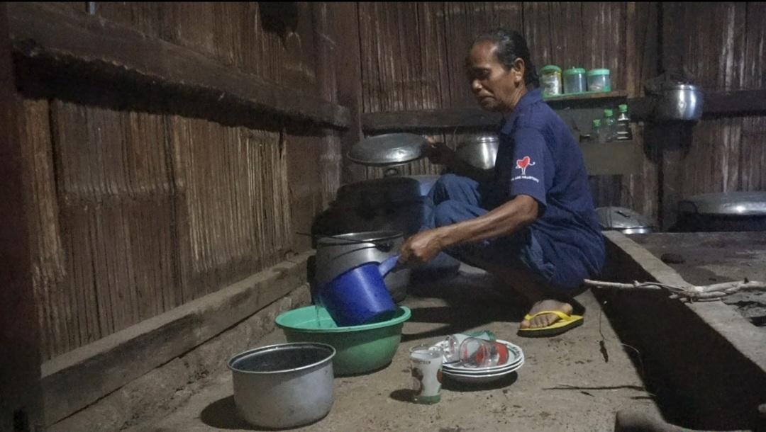 Warga-Kampung-Tutubhada-Kabupaten-Nagekeo-NTT-memasak-menggunakan-air-keruh.jpg