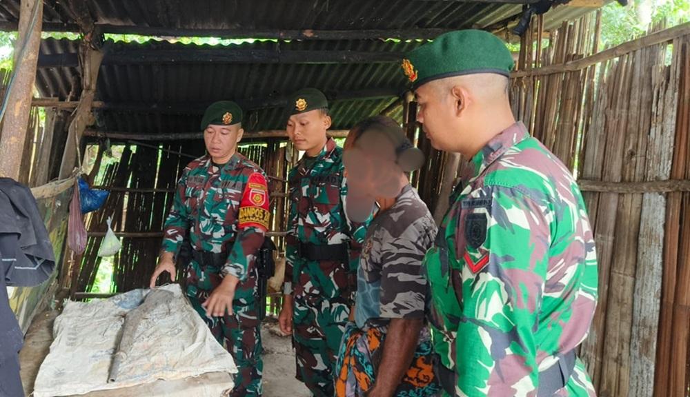 Warga Perbatasan Timor Leste Serahkan Springfield ke Satgas Pamtas
