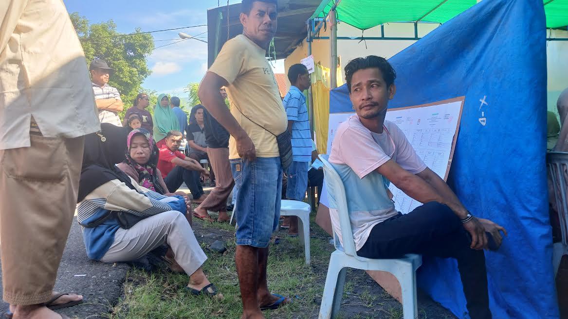 Pemilu 2024, Tunggu Giliran PSU, Warga Kalabahi Timur Duduk di Jalan