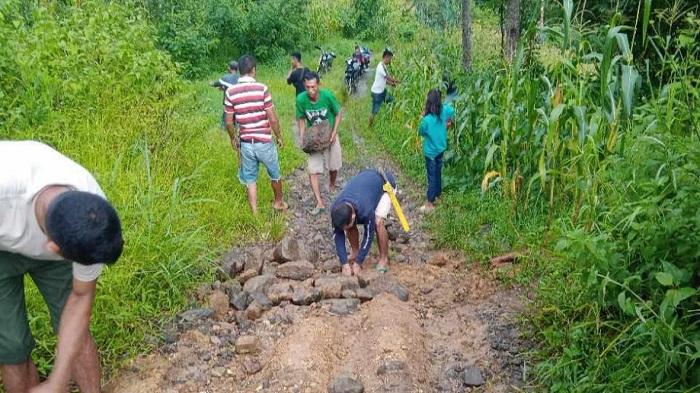 Warga-Topak-perbaiki-jalan-rusak-Tongke-Topak-dengan-alat-seadanya.jpg