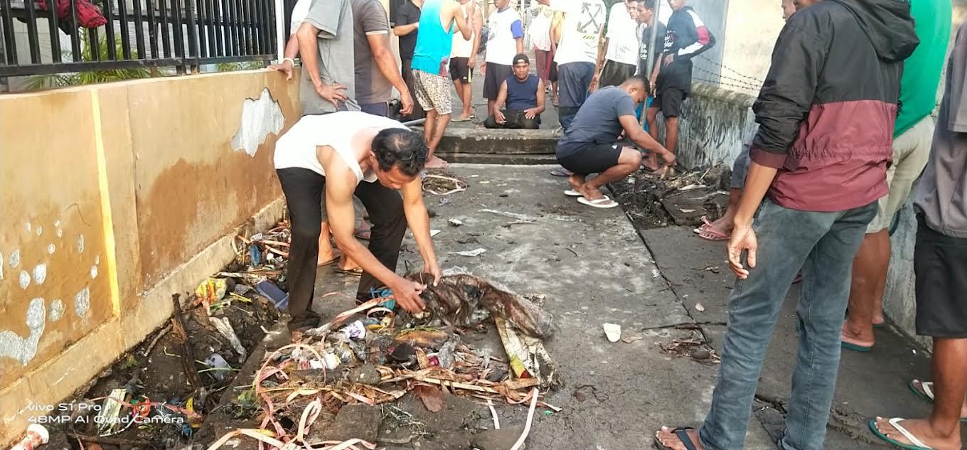 Warga-di-Lorong-Bunga-Tonda-pungut-sampah-setelah-hujan-mengguyur-Kota-Ende.jpg