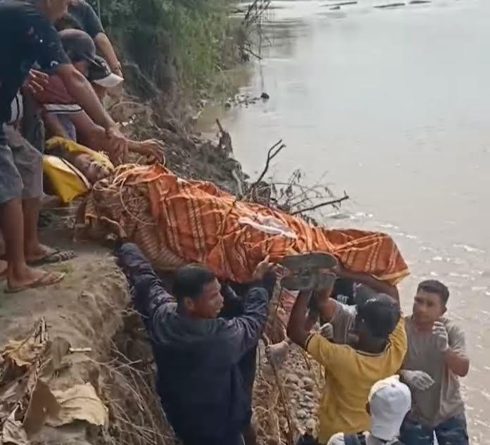 Warga-gotong-ibu-hamil-lewati-tiga-sungai-di-Amfoang-Kabupaten-Kupang-NTT.jpg