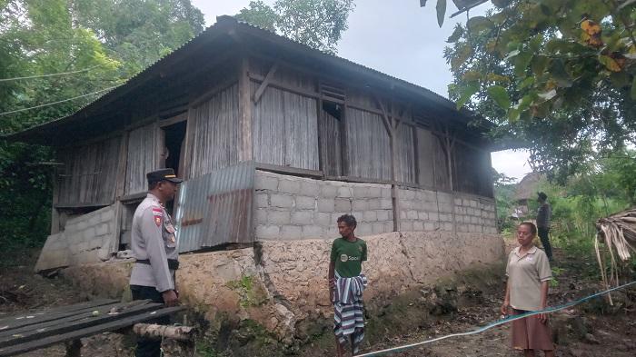 Warga-saat-menyaksikan-kondisi-rumah-warga-yang-rusak.jpg