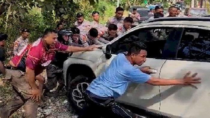 Warga-sekitar-bersama-personel-Satuan-Samapta-Polresta-Kupang-Kota.jpg