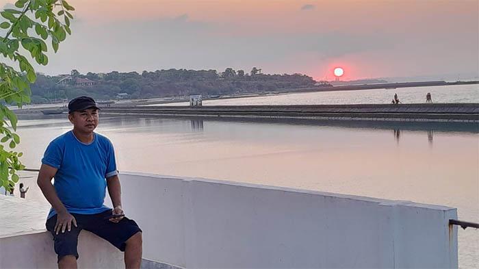Wisatawan-menikmati-indahnya-sunset-di-Pantai-Lasiana-Kupang.jpg