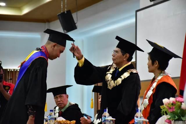 Rektor Unwira Pater Philipus Tule Lepas Ratusan Wisudawan