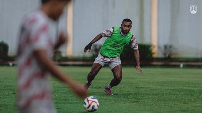Yabes-Roni-Malaifani-saat-latihan-perdana-bersama-pemain-Persis.jpg