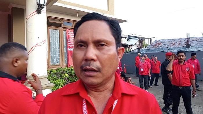 Yunus-Takandewa-saat-memberikan-keterangan-kepada-wartawan.jpg