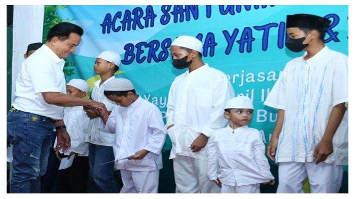 Yusril-Ihza-Mahendra-memberikan-santunan-ke-anak-yatim-dan-dhuafa.jpg