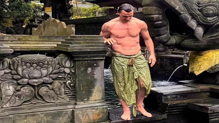 Zlatan-Ibrahimović-saat-melakukan-penyucian-diri-saat-liburan-di-Bali.jpg