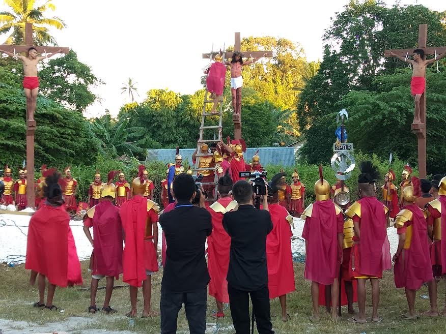 adegan-penyaliban-yesus-di-halaman-depan-gereja-gmit-syalom-kelurahan-air-nona.jpg