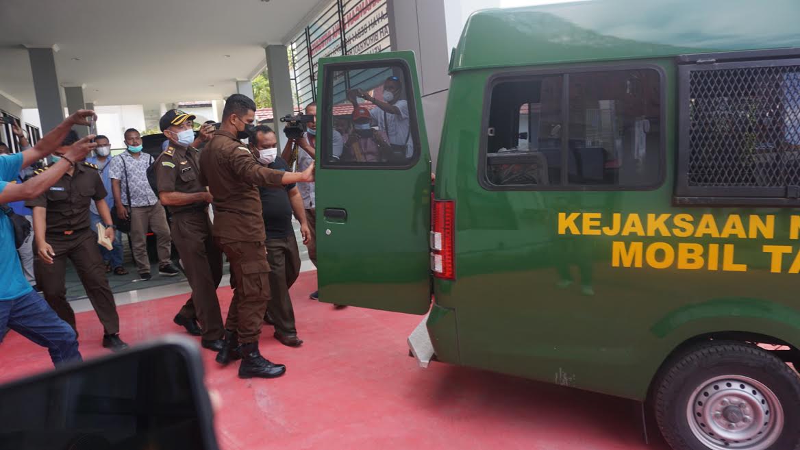Nasabah Lambaikan Tangan ke Adun Tersangka Inventasi Bodong Tiba di Ende