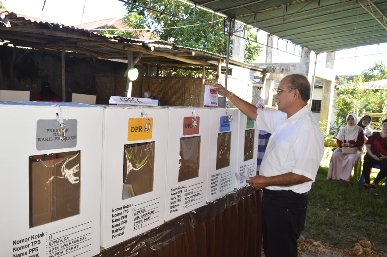agustinus-niga-dapawole-sedang-memberikan-suara-di-tps-ii.jpg