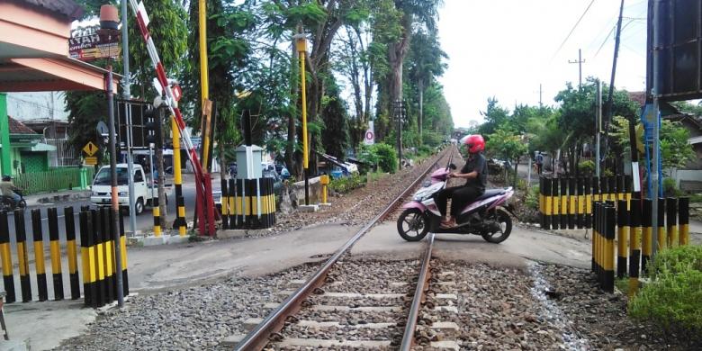 Perlintasan Kereta Hambat Kendaraan 6 Jam Sehari Di Brebes dan Tegal