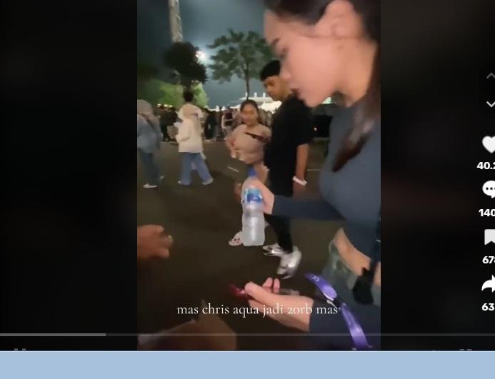 Berita Viral Seorang Gadis Membeli Air Mineral Rp 20 Ribu di Konser Coldplay di Gelora Bung Karno