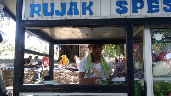 Begini Kiatnya saat Nabung, Penjual Rujak Naik Haji, Dikira Pakai Jampi Penglaris