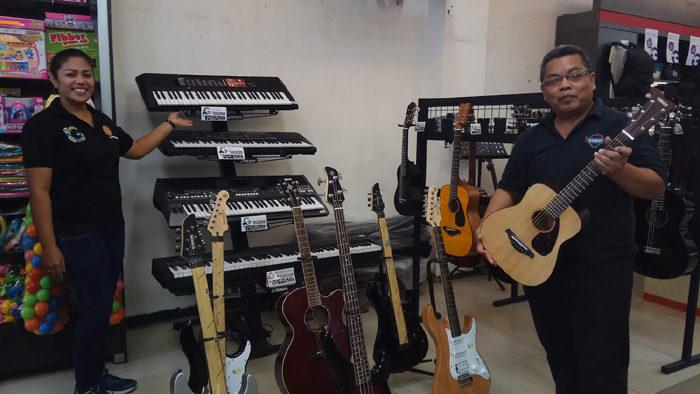 alat-musik-di-toko-buku-gramedia-kupang_20180719_122726.jpg