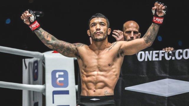 Petarung Indonesia Adrian “Papua Badboy” Mattheis Incar KO vs Alex Silva Mantan Juara Dunia