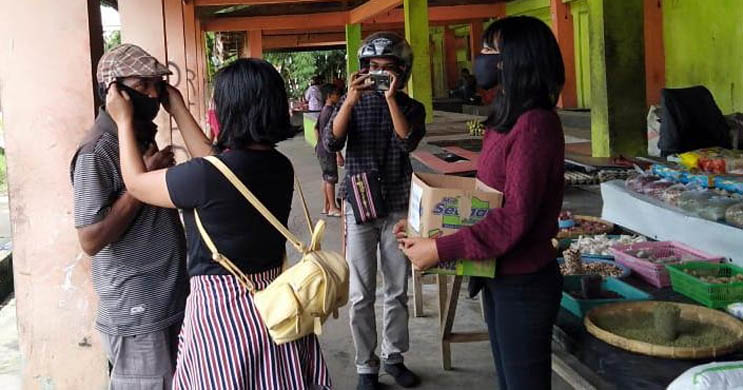 Alumni SMAK Setia Bakti Ruteng Sumbangkan Masker bagi Pedagang di Kota Ruteng