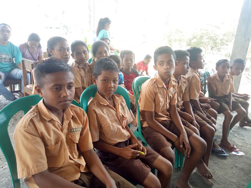 Marselinus dan Samuel Senang Membaca Buku Ditaman Baca