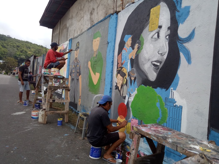 anak-anak-komunitas-meju-art-bajawa-saat-melukis-di-dinding-stadion-lebijaga-kota.jpg