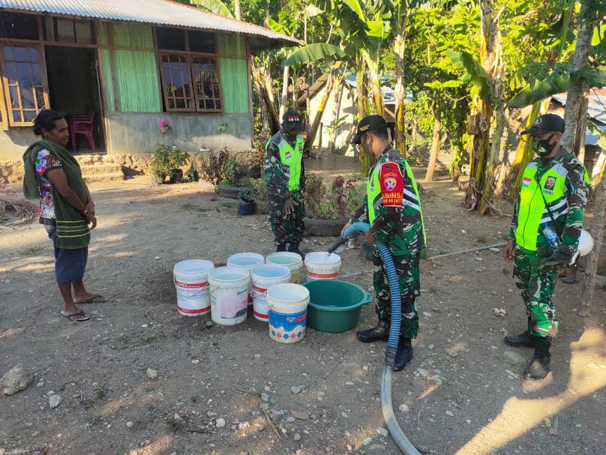 Kodim 1618 TTU Distribusikan Air Bersih untuk Warga di Desa Oesena