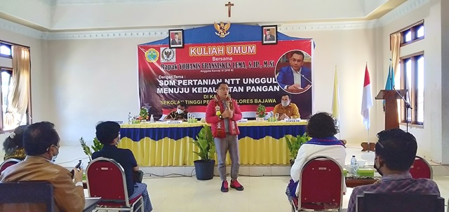 Anggota DPR RI Ansy Lema Beri Kuliah Umum Terbatas di Kampus Stiper Flores Bajawa
