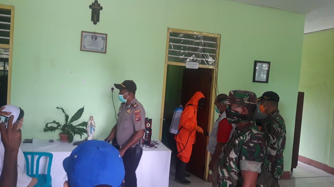 Cegah Covid-19, Koramil 1618-01 Miotim TTU Semprot Disinfektan di Tempat Umum