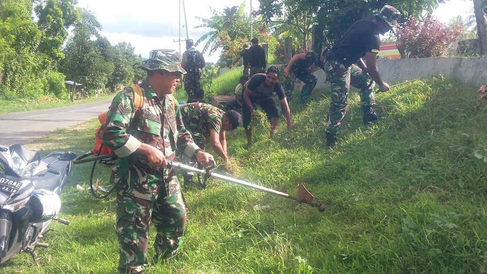 Peringati Hari Juang Kartika Ke-71, Koramil Weetabula Kerja Bhakti Bersihkan Rumput