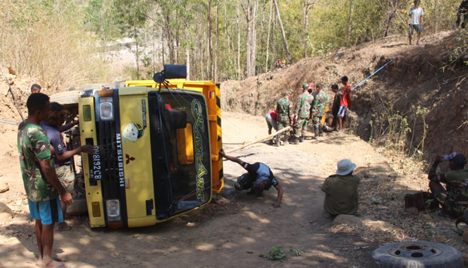Astaga, Mengerikan, Dump Truk Terjungkal di Jembatan Sumba Timur, Siska Mbaja Uru Tewas di Tempat