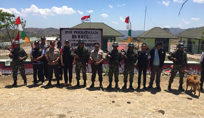 Pos Satgas Yonif 743/PSY Patroli Bersama Polisi dan Imigrasi di Wilayah Laktutus