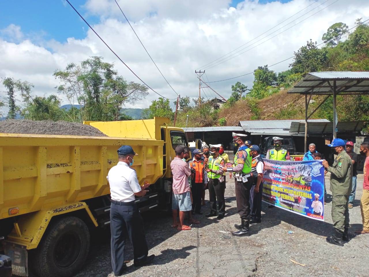 Satlantas Polres Ngada Imbau Sopir Dum Truck Agar Tutup Material Supaya Tidak Tumpah di Jalan Raya