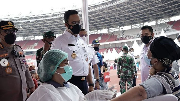 Anies Baswedan Tinjau Program Serbuan Vaksinasi di GBK, Ada Yang Lapor Gubernur Susu Beruang Langka