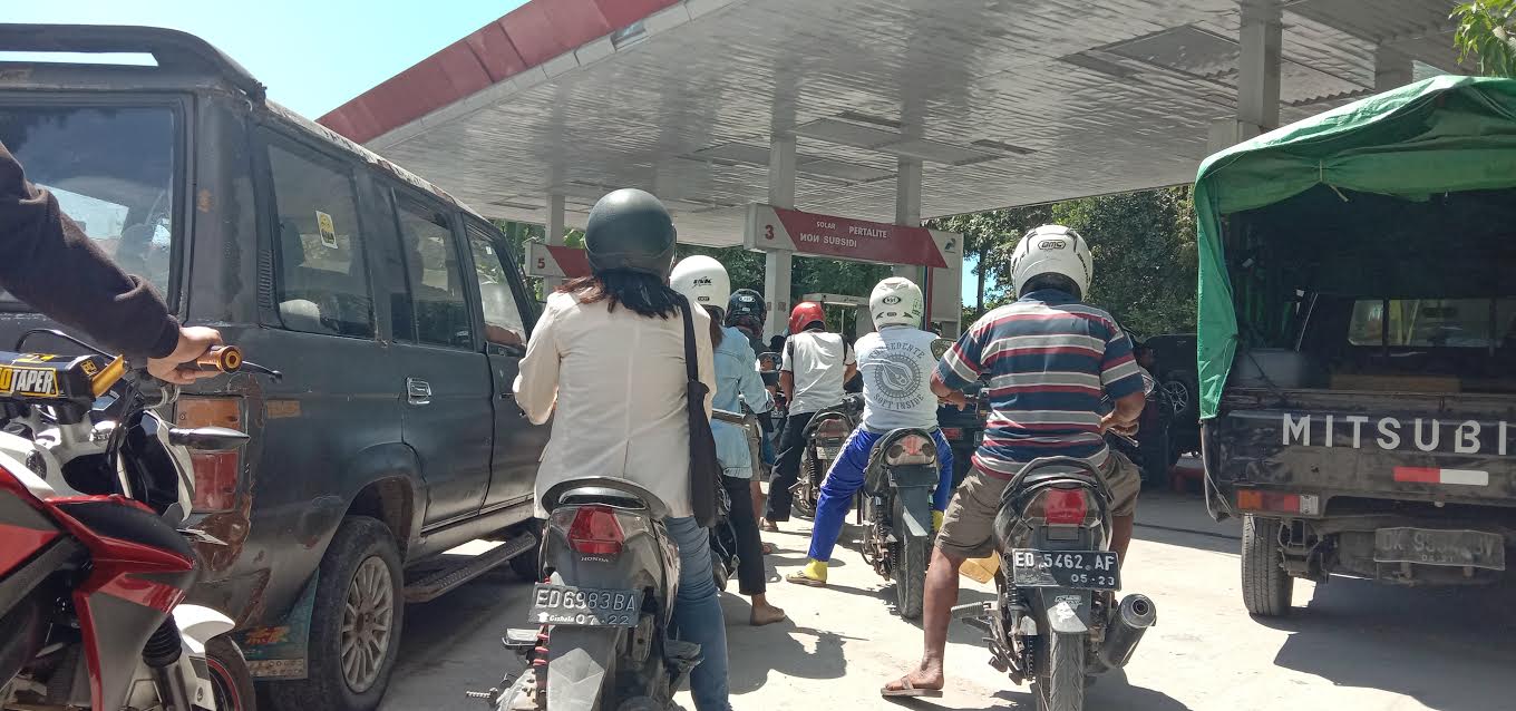 Kendaraan Bermotor di Waingapu Antre di SPBU, Ini Penyebabnya