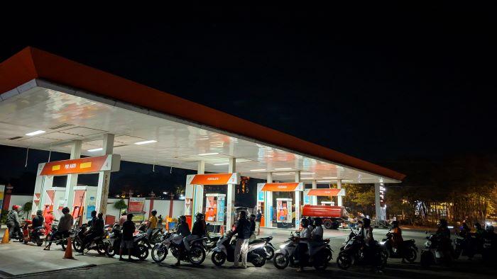 antrean-pengisian-BBM-di-SPBU-Liliba-Kota-Kupang.jpg